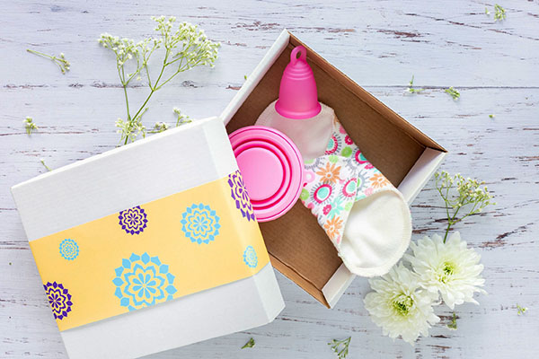Copa menstrual vs. tampones y toallitas: ¿con cuál deberías quedarte?