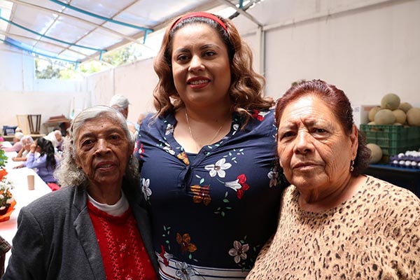 DIF de Amozoc festeja a los abuelitos con comida y mariachi