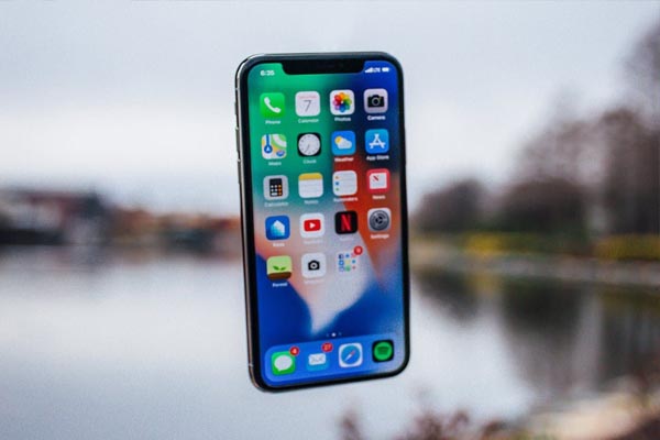 ¡Atrapó en el aire un iPhone X que caía desde una montaña rusa!