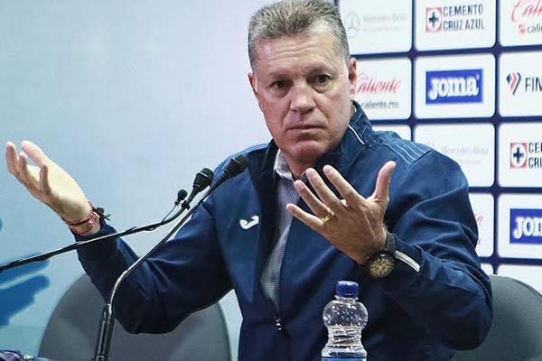 Molesto por ser ignorado, Peláez se va del Cruz Azul
