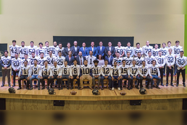 Entrega Esparza jerseys al equipo de futbol americano de la BUAP