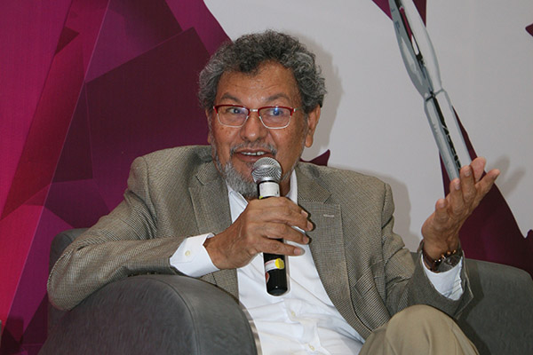 Una novela es un universo único y perfecto: Élmer Mendoza