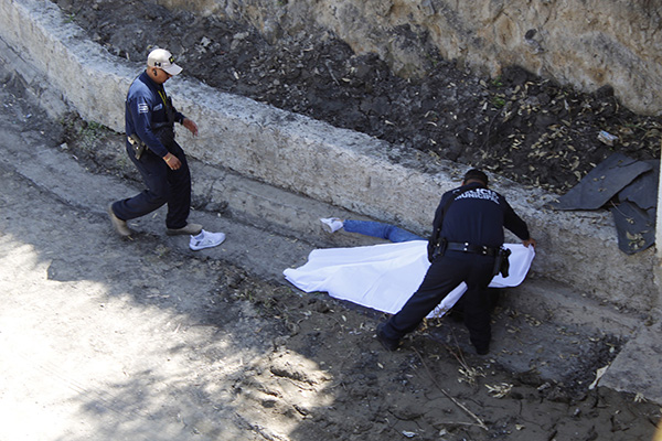 Cadáver pasó 8 horas tirado en calle de Loma Bella