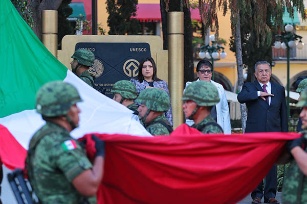 Ayuntamiento iza bandera monumental en el zócalo por mes patrio