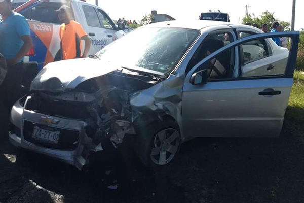 Un muerto y dos heridos deja aparatoso choque en carretera a Azumiatla