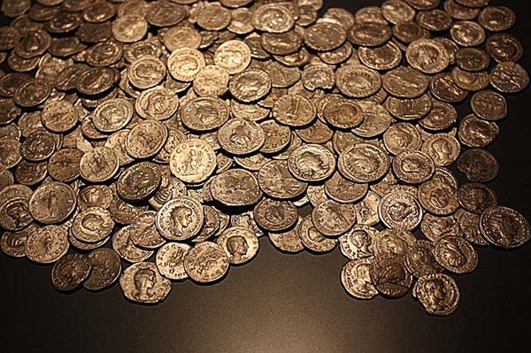 Descubren en Francia un "tesoro excepcional" con monedas del siglo XII