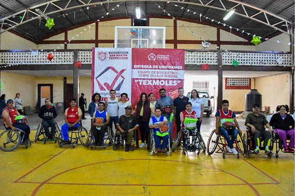 Norma Layón entrega uniformes a equipo de básquetbol sobre silla de ruedas