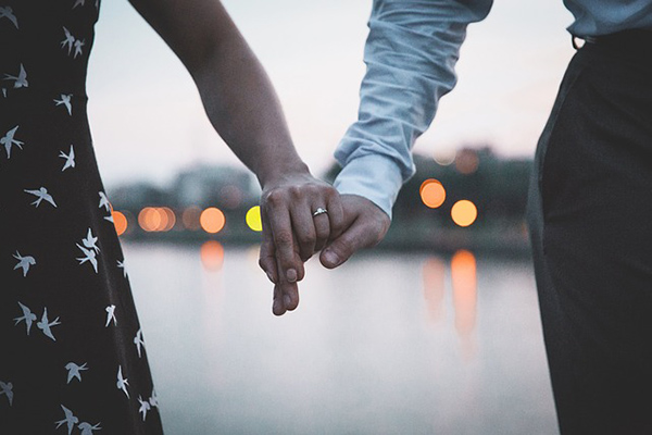 Estadounidense hace una curiosa propuesta de matrimonio y se ahoga en el intento