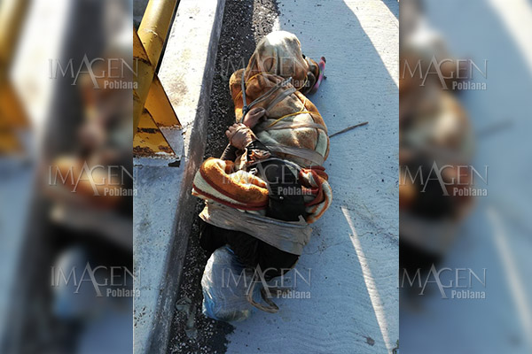 Dejan a mujer encobijada en paradero de autobuses