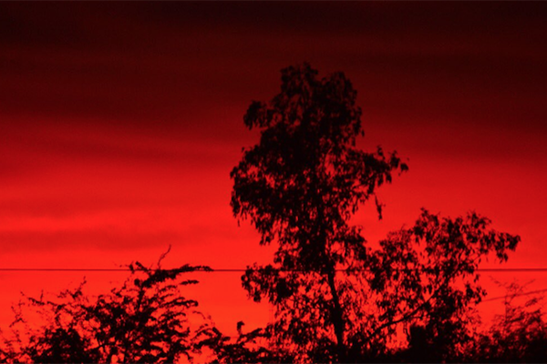 Sorprende cielo rojo en Indonesia