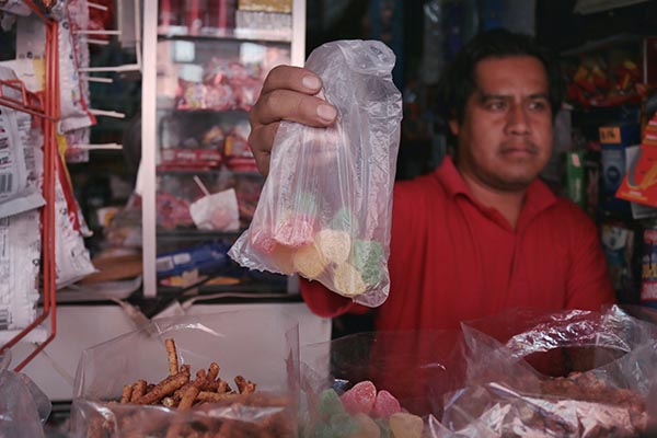 Exigen a comerciantes dejar de usar plásticos; denuncian hostigamiento y extorsiones
