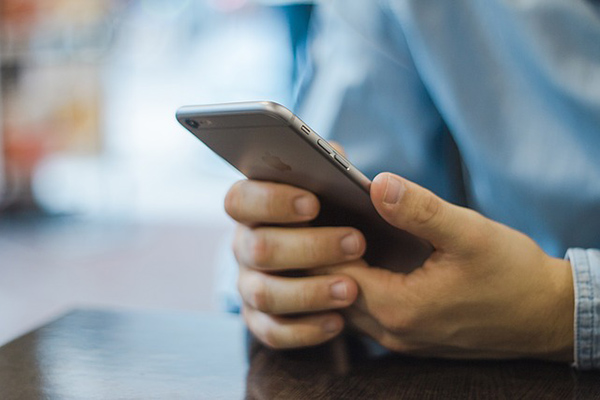 Una mujer intenta desbloquear a la fuerza el teléfono de su pareja con Face ID