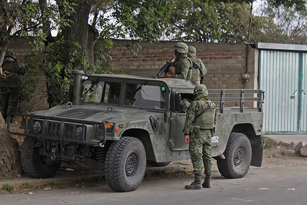 Sujeto en moto muere al agredir a militares