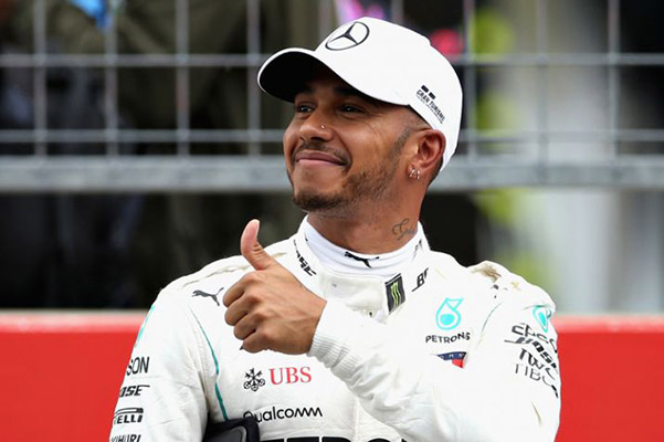 Hamilton tira iPhone de un aficionado y se disculpa de una peculiar manera