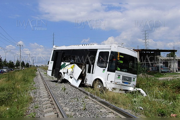 Arrastra el tren a un Ruta 12 que quiso ganarle el paso