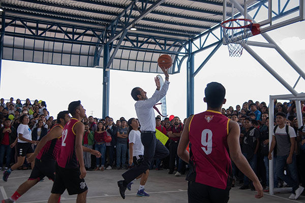 Entrega Esparza techado de cancha y unidad STU al Complejo Regional Sur