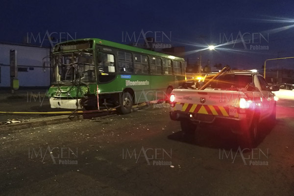 Ruta Bicentenario tira semáforo y cámara de vigilancia