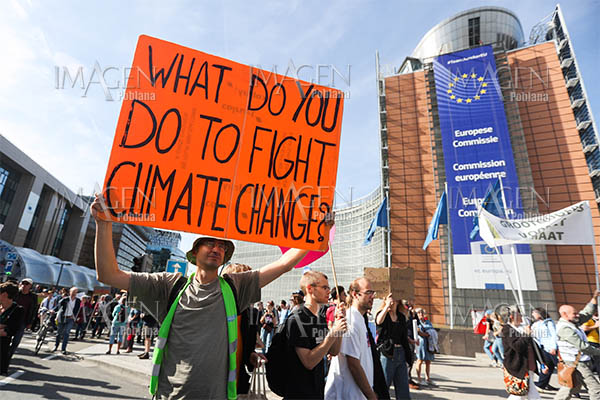 Miles de jóvenes en segunda gran marcha por el cambio climático