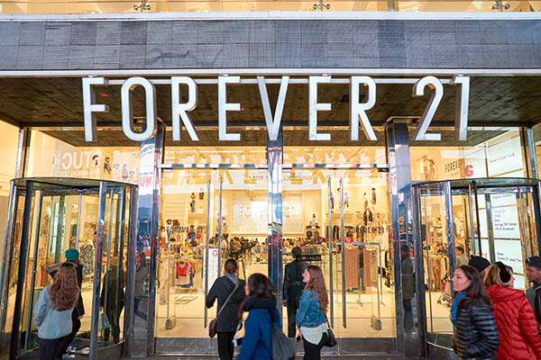 Forever 21 se declara en quiebra y cerrará 350 tiendas en todo el mundo