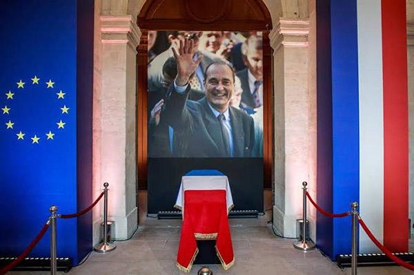 Se toman selfis frente al ataúd de Jacques Chirac y desatan indignación en redes