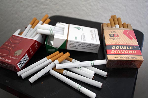 Comercializan cigarros “pirata” en vecindades y autos para evadir operativos