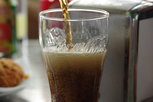 Esto es lo que la Coca-Cola hace a tus dientes