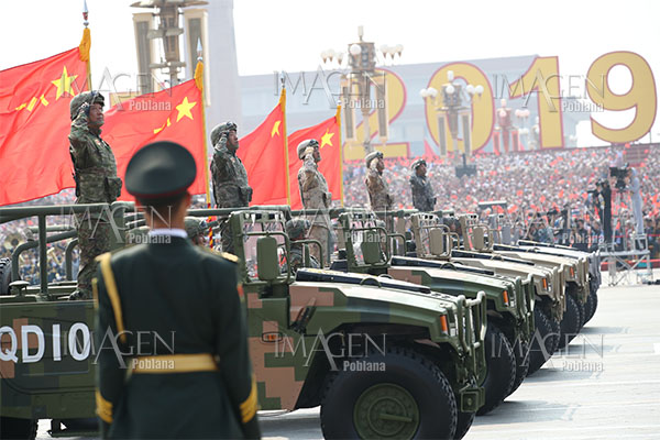 China muestra un ejército poderoso con gran desfile del Día Nacional