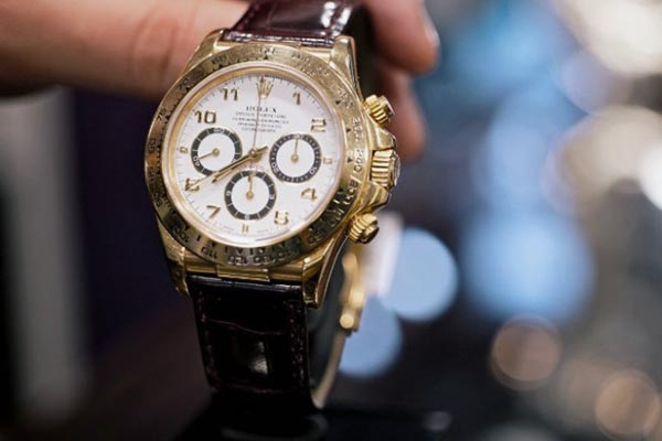 Despiden a canterano tras robar reloj de 70,000 euros en el vestidor