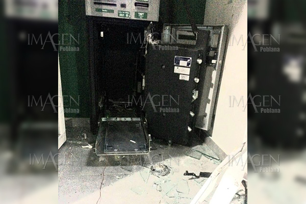 Comando corta energía eléctrica para saquear cajero y asaltar comandancia