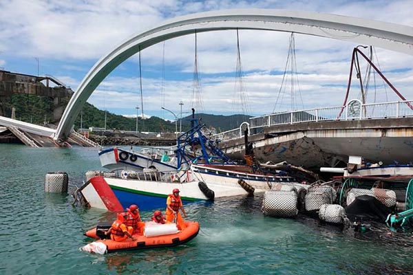 Graban el terrorífico momento en el que colapsa un puente