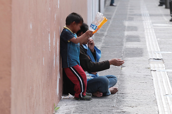 Limosneros de cruceros, invisibles para autoridades