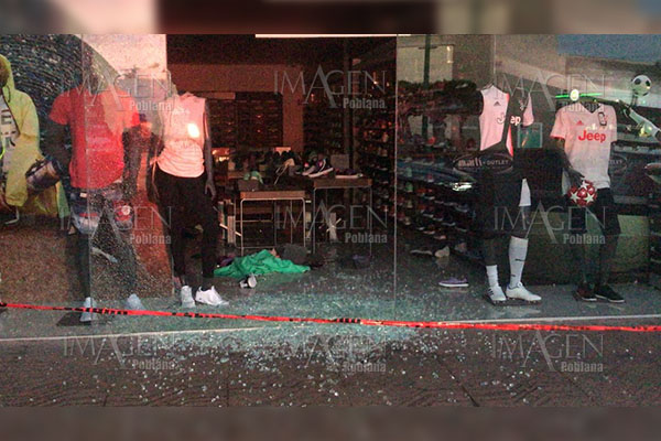 Borrachos y/o ladrones rompen cristal de Martí de Plaza San Pedro