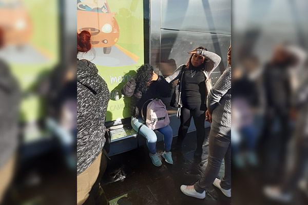 Pasajeras detienen a una carterista en vagón rosa de RUTA