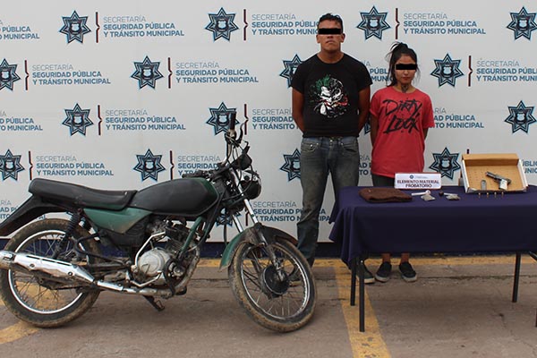 Detienen a pareja en posesión de marihuana y un arma sin licencia