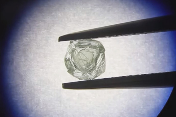 Hallan en Rusia un diamante-matrioshka único del mundo
