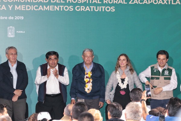 Entre porras y suvenires, reciben a AMLO en Zacapoaxtla