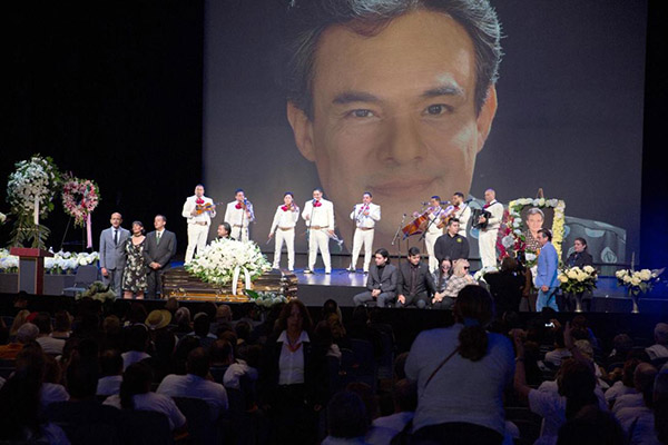 Marysol da una “cachetada con guante blanco” a Sarita en el homenaje de su padre