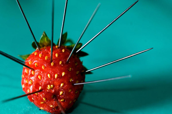 Policía australiana investiga más hallazgos de agujas de coser en frutas