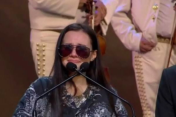 Selfies de Sarita durante el homenaje de su padre indignan en redes sociales