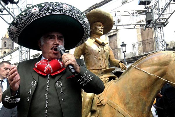 Redes sociales estallan por estatua de Vicente Fernández que no se parece a él
