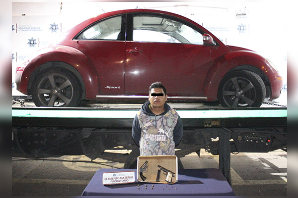 Cargaba dos pistolas y cartuchos útiles