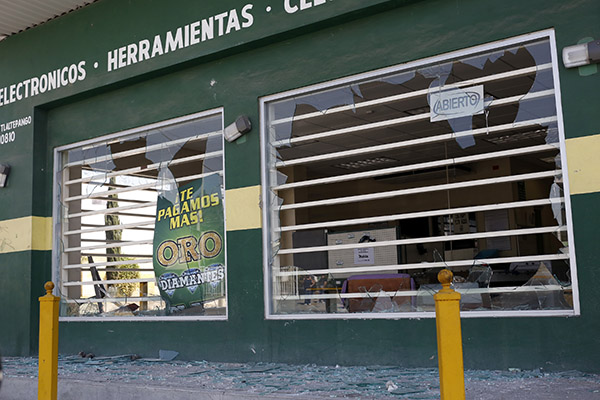 Hampones dan golpe a otro First Cash