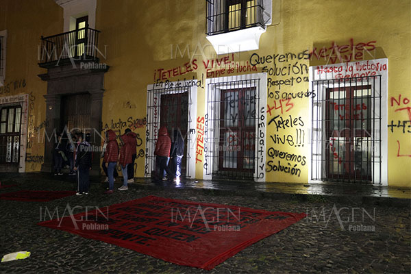 Vandalizan normalistas de Teteles fachada de Casa Aguayo
