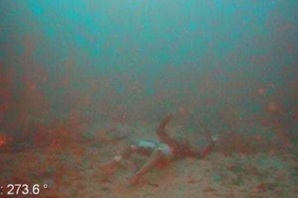 Encuentran a una madre abrazada a su bebé en el fondo del mar