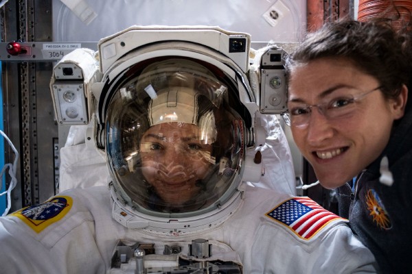 Dos mujeres astronautas de NASA concluyen caminata espacial histórica