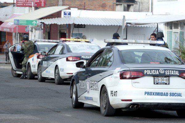 Roban dinero y camioneta en asalto a restaurante de pollos
