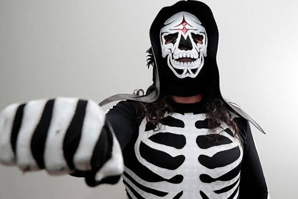 Hospitalizan a La Parka tras aparatosa caída del cuadrilátero