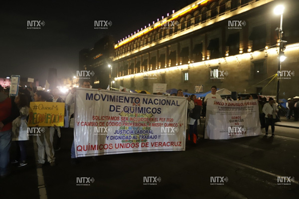 Alcaldes protestan afuera de Palacio Nacional