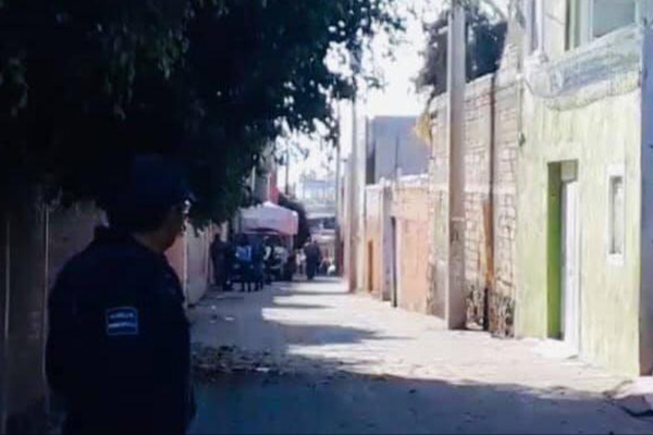 Envuelto en cobijas y plástico hallan a indigente muerto