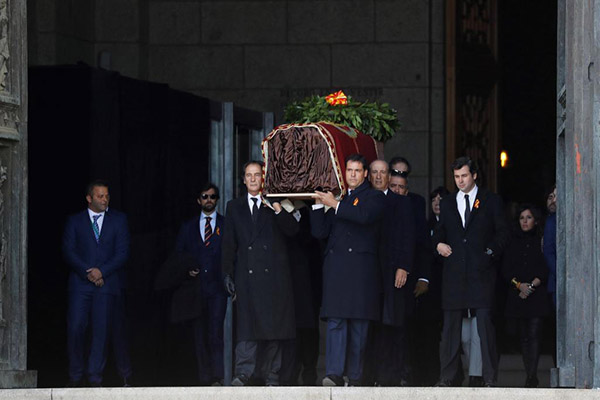 Los restos de Franco llegan al cementerio en el que será enterrado